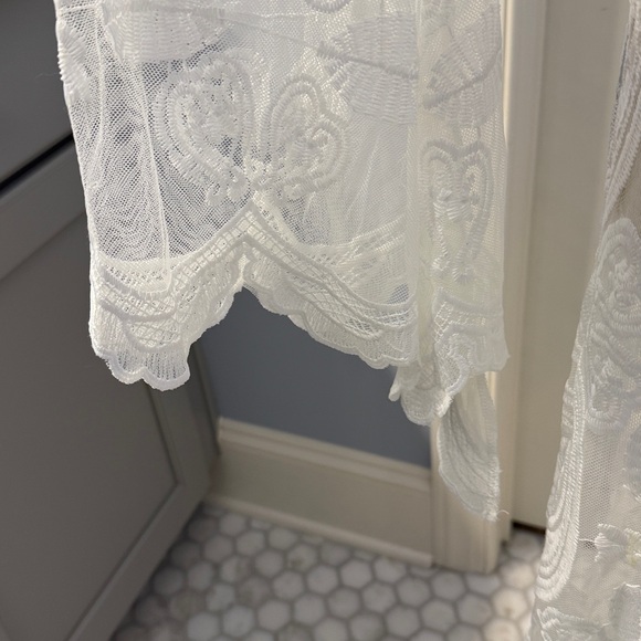 Elegant White Lace Kimono Robe - Medium - Picture 4 of 7